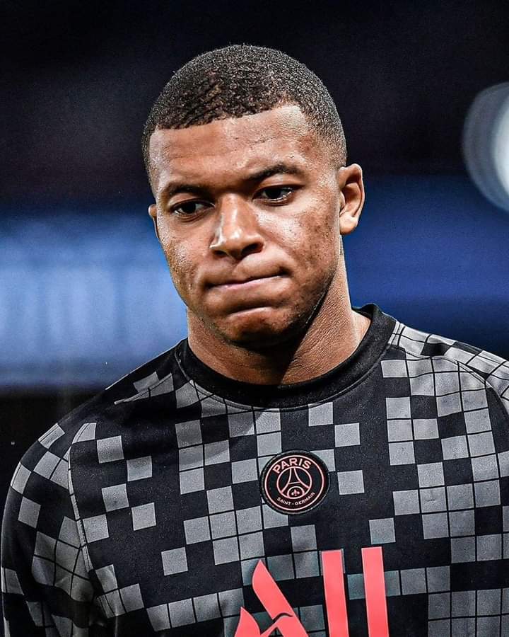 Image de Football. Le joueur français du PSG, Kylian Mbappé, a annoncé qu'il ne prolongerait pas jusqu'en 2025. Une information qui a suscité une rumeur sur son probable départ du club parisien d'ici peu. Cependant, le joueur est revenu sur sa déclaration et a affirmé qu'en aucun cas, il n'avait évoqué un quelconque départ du club et qu'il s'y sent bien. Mais pour quelqu'un qui refuse d'arriver en 2025 avec le club, soit il change d'avis soit il sera vendu cette saison. Ce serait une énorme perte pour le club français de perdre à la fois Messi, Neymar et peut-être Mbappé. Que pensez-vous de la position de Mbappé ?