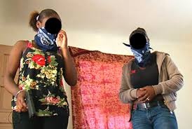 Image de Faits Divers. Désormais, nous allons nous méfier de la femme. Alors qu’il est rare qu’une femme soit mêlé aux agressions et braquage de population, les habitants de la commune d’Adjamé, à Abidjan, ils savent plus nous autre qu’une femme est encore plus dangereuse à la tête d’un gang qu’un homme. Ici, la chef de gang et ses acolytes opèrent dans les taxis, qui sont des véhicules de transport en commun. C’est une manière très simple que ces agresseurs ont trouvé pour opérer en toute tranquillité. Nous appelons toute la population à la vigilance lorsqu’il s’agira d’emprunter des taxis dans la cité et particulièrement à Adjamé car ce n’est pas la première fois que cela arrive.