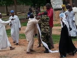 Image de Faits Divers. L’incident s’est passé dans le département d’Alépé. En effet, la population locale, confrontée à un problème d’orpailleurs clandestins, a voulu s’en prendre directement aux voleurs ce qui a tourné à une bagarre généralisée qui a fait de nombreux blessés. Mais, maintenant les choses semblent entrer dans l’ordre avec l’intervention des autorités compétentes qui ont tout mis en œuvre pour calmer les choses. Les autorités prendront des mesures pour éviter que de telles confrontations ne se reproduisent.