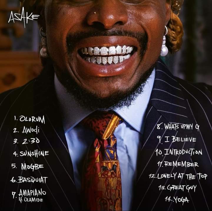 Image de Célébrités. Le jeune artiste nigérian Asake vient de lancer sur le marché le second album de sa carrière. Un album qui comporte 14 titres et que j'espère connaîtra du succès. L'album est également disponible sur les plateformes légales de téléchargement et d'écoute. Que pensez-vous de Asake ?