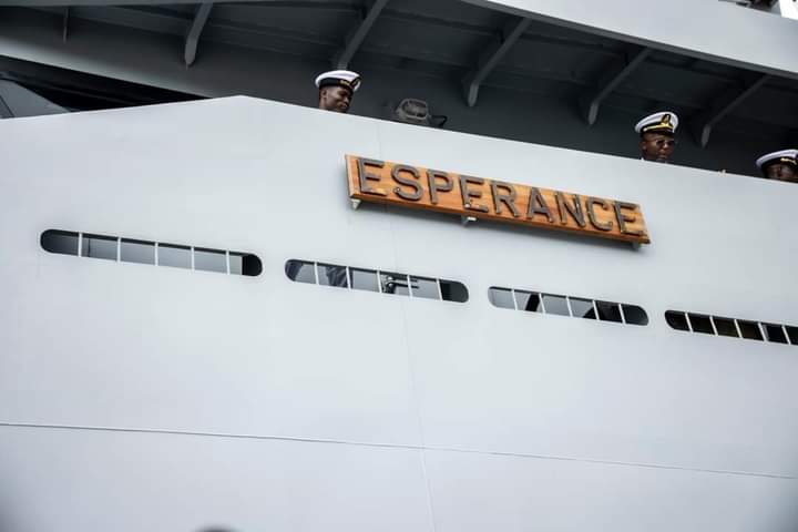 Deuxième Image de Société. C'est le sixième patrouilleur de la marine nationale de Côte d'Ivoire. Baptisé "Espérance", ce navire vient renforcer les capacités de ce corps armé en charge de la surveillance des eaux ivoiriennes. C'est un OPV45 ( Offshore Patrol Vessel 45). La Côte d'Ivoire, qui a entrepris depuis peu d'équiper toutes ses armées, veut se positionner comme l'une des puissances militaires de la sous région et pourquoi pas de l'Afrique ? Qu'en pensez vous ?