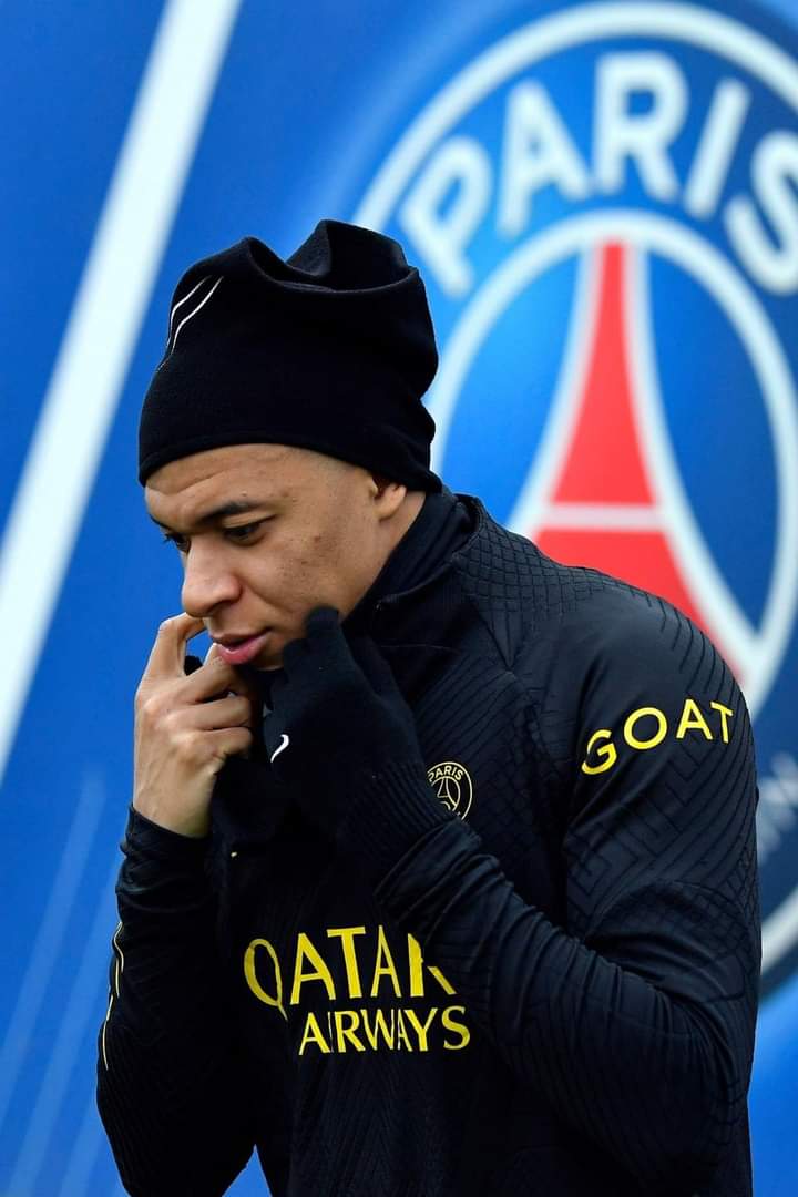 Image de Football. Après avoir affirmé qu'il ne lèverait pas l'option d'achat sur son contrat, Kylian Mbappé est revenu sur cette affaire de son avenir au PSG. L'attaquant français a, à nouveau, affirmé qu'il restera au PSG. Rester au PSG signifierait d'accepter de reconduire son contrat. Cependant, il n'était pas question qu'il prolonge son contrat. Selon vous, Kylian restera au PSG ou s'en ira du club?