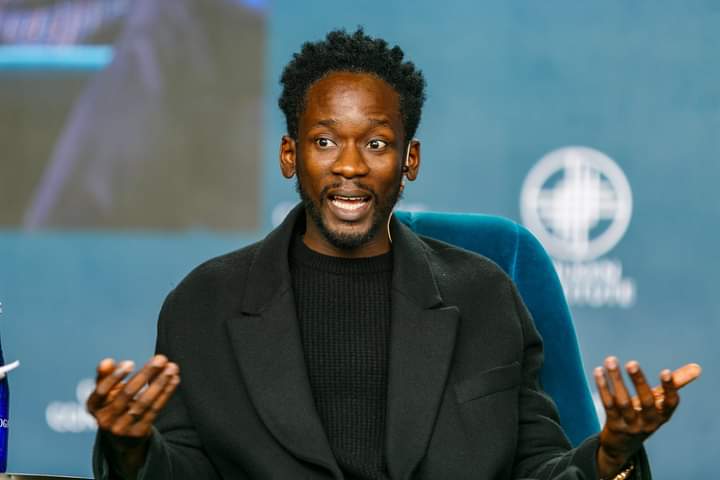 Image de Célébrités. C'est ce qui ressort de l'intervention de Tunde Ednut. Selon l'homme de média nigérian, l'artiste Mr Eazi serait l'artiste nigérian le plus riche après qu'il ait entrepris un giga projet immobilier au Rwanda. Ce serait plus de 2000 personnes que le chanteur embaucherait sur son immense projet. En attendant d'en savoir plus sur cette affaire, buzz ou vérité, déjà que pensez-vous de cette allégation de Tunde Ednut ?