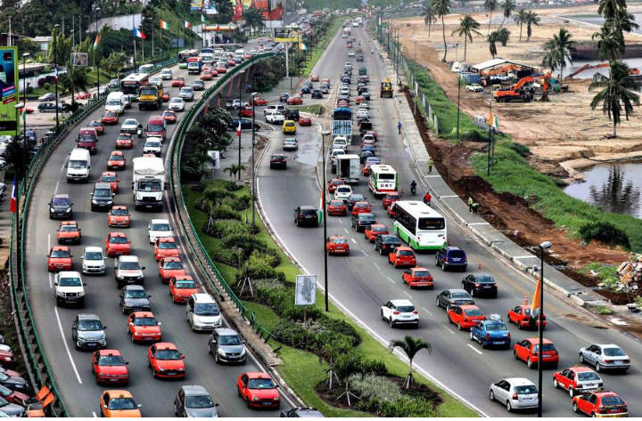 Image de Société. Depuis l'entrée en vigueur du permis de Conduire à points en Côte d'Ivoire, plusieurs menaces plannent sur les conducteurs imprudents ou fantaisistes à la base de plusieurs infractions routières. C'est dans ce contexte, que 20 permis ont déjà été invalidés depuis le 1er mars jusqu'au 30 mai 2023. Ce qui signifie que les propriétaires de ces permis ne sont plus habilités à conduire une voiture jusqu'à la levée de la suspension du permis, certainement dans 2 ans. Le perte, la suspension ou l'invalidation de son permis de conduire est consécutif à la perte des 12 points du permis. Rappelons que pour chaque infraction que nous commettons, nous perdons des points sur notre permis et lorsque les 12 points sont épuisés alors notre permis devient invalide, ce qui équivaut à une suspension du document. Que dites vous de ces sanctions ?