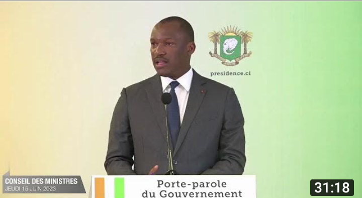 Image de Politique. Le gouvernement ivoirien, lors de son point de presse à l'issue du dernier conseil de ministres de ce jeudi 15 Juin 2023, a donné sa position face à la radiation de l'ex-président Laurent Gbagbo de la liste électorale. Interrogé par un journaliste, le porte parole du gouvernement a dit son étonnement sur le fait que l'ex président dise lui même ignorer la procédure judiciaire ou des détails de cette poursuite en son encontre. Il a dépeint soit une tromperie des représentants légaux de Gbagbo, soit une ruse afin de susciter des débats qui ne devraient pas être. Avez vous pris connaissance de ce discours ? Qu'en pensez-vous ?