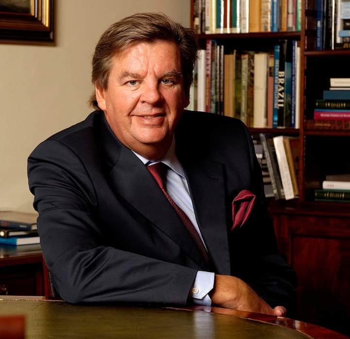 Image de Célébrités. Le sud africain Johann Rupert est désormais l'homme le plus riche d'Afrique devant le nigérian Aliko Dangoté. C'est ce qui ressort du récent classement Forbes. Le sud africain aurait une fortune estimée à 12 milliards de Dollars alors que celle de Aliko Dangoté serait de 10.8 milliards de Dollars. Que saviez-vous de Johann Rupert ?