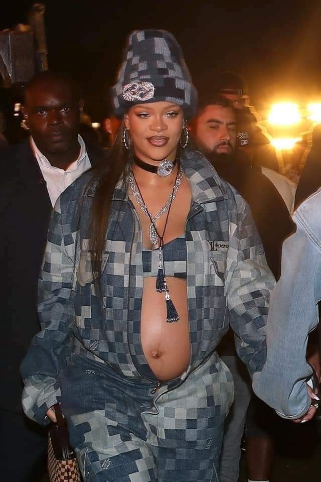 Image de Célébrités. Riri était présente au Gala Louis Vuitton en compagnie du père de son enfant, Asap Rocky. Les amoureux, qui attendent un autre enfant, étaient bras dessus dessous pour témoigner de la bonne humeur au sein de leur couple. En tout cas, une fois de plus Rihanna n'a pas manqué de mettre en exergue son ventre bien arrondi. Comment trouvez vous cette tendance de Rihanna à laisser apparaître son ventre alors certains pensent à le cacher ?