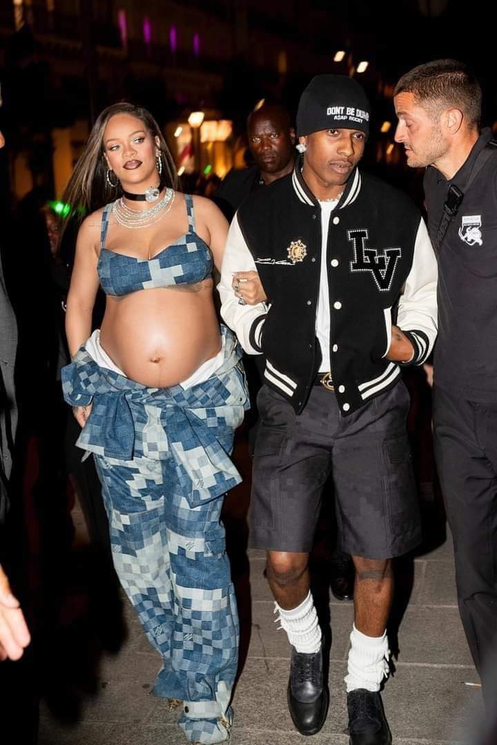 Deuxième Image de Célébrités. Riri était présente au Gala Louis Vuitton en compagnie du père de son enfant, Asap Rocky. Les amoureux, qui attendent un autre enfant, étaient bras dessus dessous pour témoigner de la bonne humeur au sein de leur couple. En tout cas, une fois de plus Rihanna n'a pas manqué de mettre en exergue son ventre bien arrondi. Comment trouvez vous cette tendance de Rihanna à laisser apparaître son ventre alors certains pensent à le cacher ?