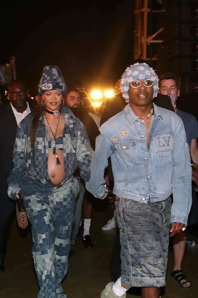 Troisième Image de Célébrités. Riri était présente au Gala Louis Vuitton en compagnie du père de son enfant, Asap Rocky. Les amoureux, qui attendent un autre enfant, étaient bras dessus dessous pour témoigner de la bonne humeur au sein de leur couple. En tout cas, une fois de plus Rihanna n'a pas manqué de mettre en exergue son ventre bien arrondi. Comment trouvez vous cette tendance de Rihanna à laisser apparaître son ventre alors certains pensent à le cacher ?