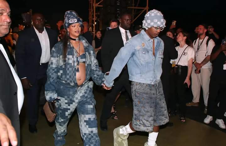 Quatrième Image de Célébrités. Riri était présente au Gala Louis Vuitton en compagnie du père de son enfant, Asap Rocky. Les amoureux, qui attendent un autre enfant, étaient bras dessus dessous pour témoigner de la bonne humeur au sein de leur couple. En tout cas, une fois de plus Rihanna n'a pas manqué de mettre en exergue son ventre bien arrondi. Comment trouvez vous cette tendance de Rihanna à laisser apparaître son ventre alors certains pensent à le cacher ?