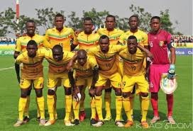 Image de Football. Les éléphants de Dussuyer ont été freinés en demi-finale par la superbe équipe du Mali. Alors que les ivoiriens partaient favoris grâce à leur superbe prestation en quart conte le Cameroun, ils ont vite déchanté après les 25 premières minutes du match qu’ils ont bien dominé. Ils ont été surpris de constater combien l’équipe du Mali était superbe. Alors qu’on s’entendit à des prolongations, c’est à la 89è minutes que les maliens vont abattre les ivoiriens. Score finale de la rencontre, 1 but à 0 pour le Mali. Les ivoiriens disputeront un dernier ce dimanche pour la troisième place contre la Guinée qui elle est tombée en demi contre la RDC. La finale opposera donc la RDC au Mali et ce sera pour ce Dimanche 07 Février.