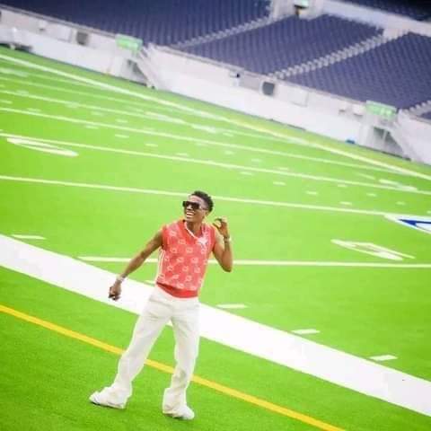 Image de Célébrités. La méga star nigériane Wizkid a été aperçue au stade de Tottenham où il prévoit un concert pour le 29 juillet prochain. Il y est sûrement pour prendre ses marques mais également pour rassurer et mobiliser ses fans qu'il espère nombreux au point de faire un sold out. Rappelons que la chanteuse américaine Beyoncé a récemment rempli ce stade de 62.000 places 5 fois de suite (5 jours consécutifs). Je ne peux que lui souhaiter de réussir ce pari car il a la capacité de le faire. Qu'en dites vous?