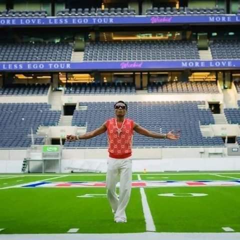 Deuxième Image de Célébrités. La méga star nigériane Wizkid a été aperçue au stade de Tottenham où il prévoit un concert pour le 29 juillet prochain. Il y est sûrement pour prendre ses marques mais également pour rassurer et mobiliser ses fans qu'il espère nombreux au point de faire un sold out. Rappelons que la chanteuse américaine Beyoncé a récemment rempli ce stade de 62.000 places 5 fois de suite (5 jours consécutifs). Je ne peux que lui souhaiter de réussir ce pari car il a la capacité de le faire. Qu'en dites vous?