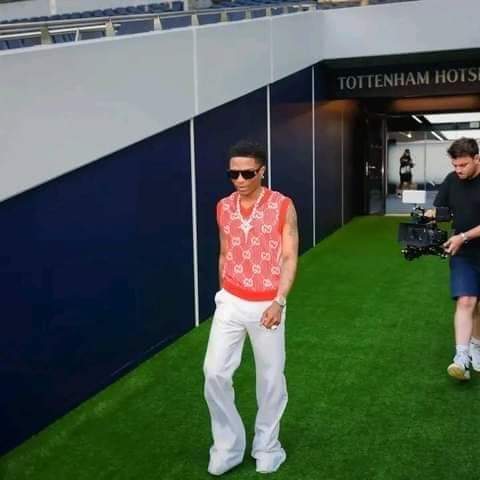 Troisième Image de Célébrités. La méga star nigériane Wizkid a été aperçue au stade de Tottenham où il prévoit un concert pour le 29 juillet prochain. Il y est sûrement pour prendre ses marques mais également pour rassurer et mobiliser ses fans qu'il espère nombreux au point de faire un sold out. Rappelons que la chanteuse américaine Beyoncé a récemment rempli ce stade de 62.000 places 5 fois de suite (5 jours consécutifs). Je ne peux que lui souhaiter de réussir ce pari car il a la capacité de le faire. Qu'en dites vous?