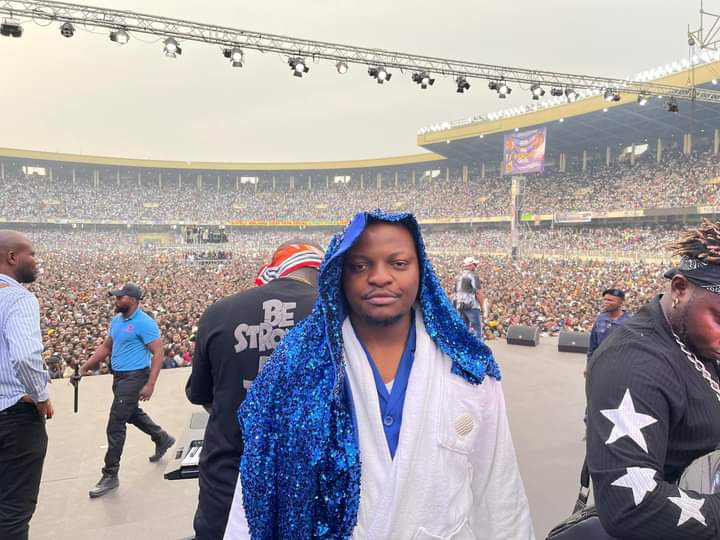 Image de Célébrités. Le célèbre animateur ivoirien, Willy Dumbo a été aperçu au concert de l'artiste congolais Ferre Gola Au Stade des Martyrs à Kinshasa. Willy n'y était pas en simple spectateur, mais c'est à lui qu'il est revenu de présenter l'événement dans ce stade d'une capacité de plus de 120.000 places. Il a réussi le pari. C'est plus qu'un honneur qui a été ainsi fait à ce jeune et talentueux animateur. Je lui souhaite encore plusieurs grands événements de ce genre. Que pensez-vous de ce choix?