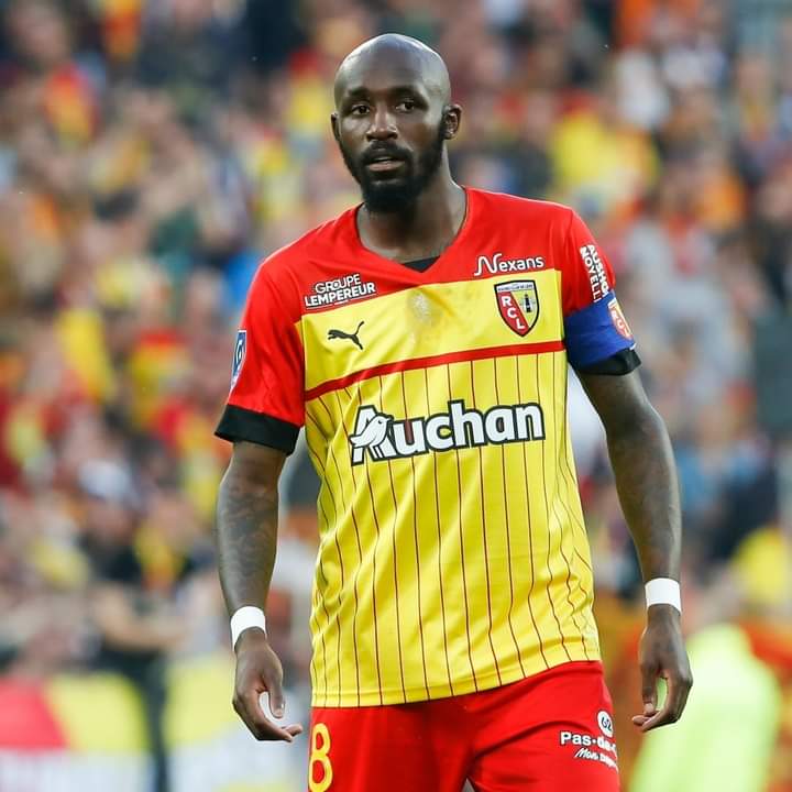 Deuxième Image de Football. Le milieu de terrain du RC Lens, l'ivoirien Seko Fofana, voudrait-il quitter la France pour d'autres challenges ? Et bien c'est ce que l'on pourrait penser après qu'il ait donné son approbation pour des pourparlers avec un club étranger qui s'intéresse à lui. L'intéressé est bel et bien le Al-nassr de Cristiano Ronaldo. L'ivoirien pourrait rejoindre le portugais si les négociations se montraient fructueuses. Pensez-vous que Seko devrait envisager faire un tour en Arabie Saoudite maintenant ?