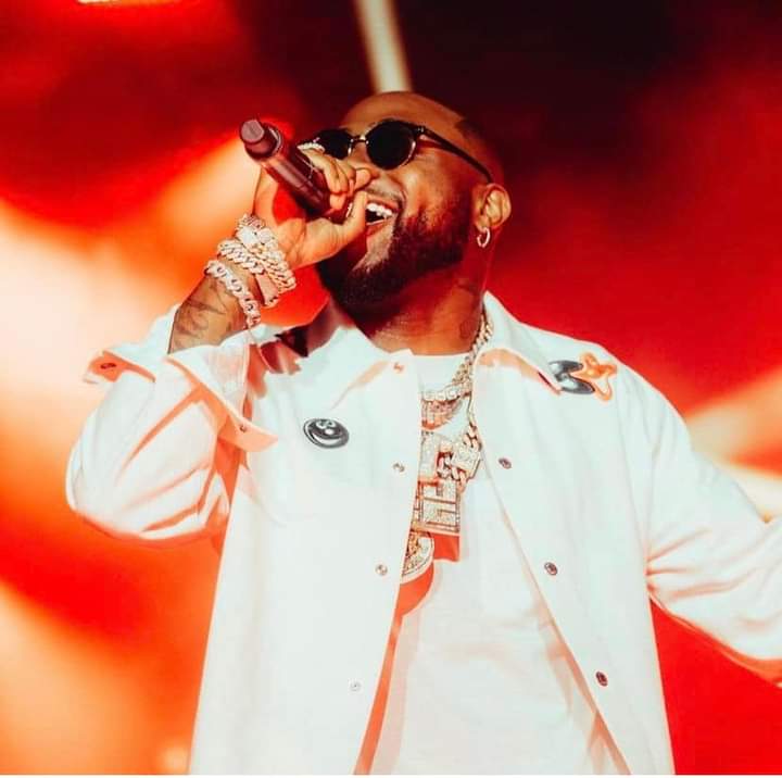 Image de Musique/Radio. Même s'il n'a pas obtenu de récompense lors de la prestigieuse cérémonie des BET Awards, il faut admettre que le spectacle offert par l'artiste nigerian Davido, fut un moment de grande magie. Je vous laisse découvrir sa prestation afin que vous me donnez votre avis.