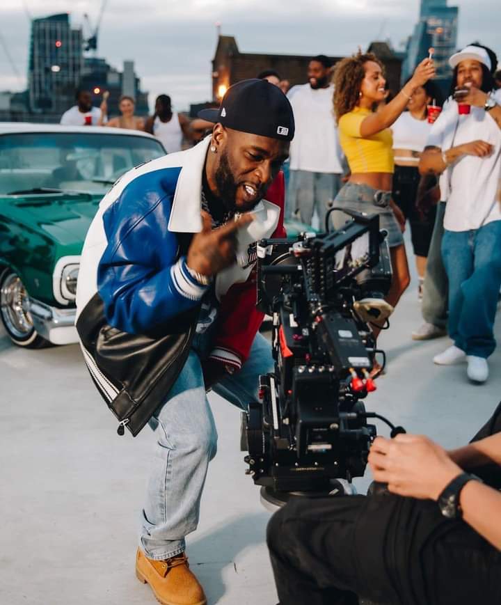 Image de Célébrités. Le chanteur nigérian Burna Boy a lancé une dernière vidéo, le remix de son titre "Sittin'On Top Of The World" en collaboration avec 21 Savage. La vidéo cumule plus de d'un million de vues sur youtube en 24h. Je vous invite à la voir.