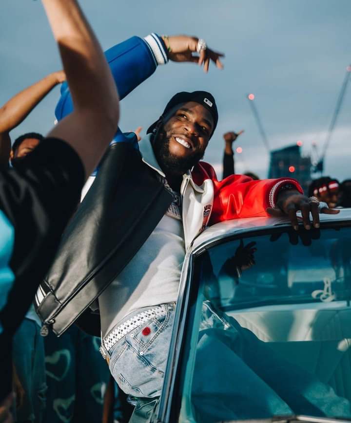 Deuxième Image de Célébrités. Le chanteur nigérian Burna Boy a lancé une dernière vidéo, le remix de son titre "Sittin'On Top Of The World" en collaboration avec 21 Savage. La vidéo cumule plus de d'un million de vues sur youtube en 24h. Je vous invite à la voir.