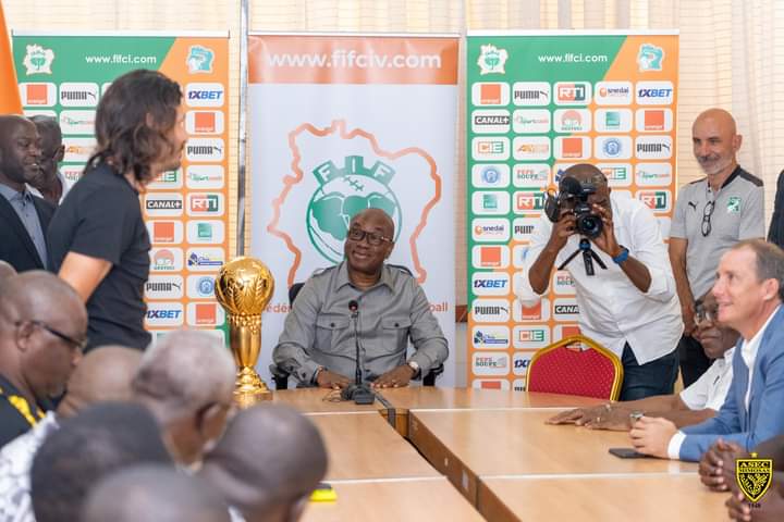 Image de Football. L'Asec Mimosas, les leaders du championnat ivoirien de football ligue 1, ont été reçu à la fédération ivoirienne de football (FIF) afin de récupérer leurs différentes recompenses. En plus de la coupe, l'Asec a reçu une enveloppe de 30 Millions FCFA comme prime pour avoir remporté le championnat. Je pense que la fédération devrait penser à faire mieux sans toutefois cracher sur ce montant plus que utile. Qu'en dites vous?