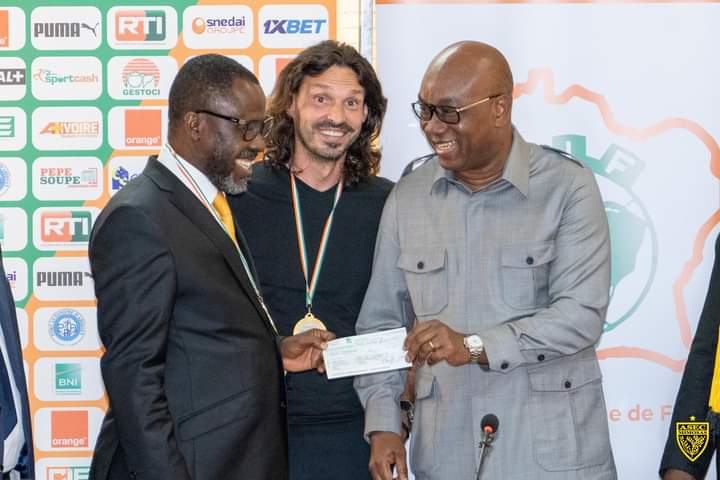 Deuxième Image de Football. L'Asec Mimosas, les leaders du championnat ivoirien de football ligue 1, ont été reçu à la fédération ivoirienne de football (FIF) afin de récupérer leurs différentes recompenses. En plus de la coupe, l'Asec a reçu une enveloppe de 30 Millions FCFA comme prime pour avoir remporté le championnat. Je pense que la fédération devrait penser à faire mieux sans toutefois cracher sur ce montant plus que utile. Qu'en dites vous?