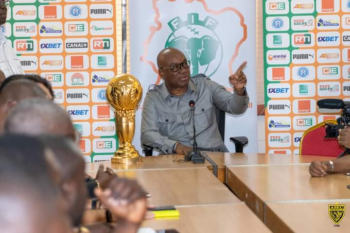 Troisième Image de Football. L'Asec Mimosas, les leaders du championnat ivoirien de football ligue 1, ont été reçu à la fédération ivoirienne de football (FIF) afin de récupérer leurs différentes recompenses. En plus de la coupe, l'Asec a reçu une enveloppe de 30 Millions FCFA comme prime pour avoir remporté le championnat. Je pense que la fédération devrait penser à faire mieux sans toutefois cracher sur ce montant plus que utile. Qu'en dites vous?