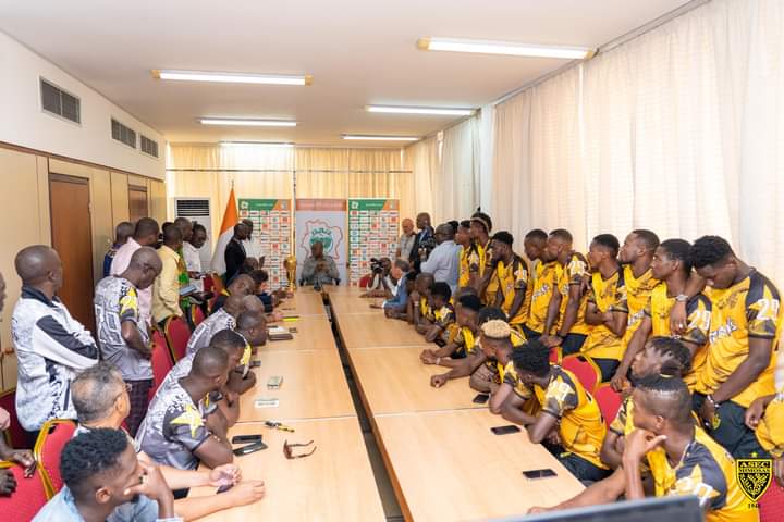 Quatrième Image de Football. L'Asec Mimosas, les leaders du championnat ivoirien de football ligue 1, ont été reçu à la fédération ivoirienne de football (FIF) afin de récupérer leurs différentes recompenses. En plus de la coupe, l'Asec a reçu une enveloppe de 30 Millions FCFA comme prime pour avoir remporté le championnat. Je pense que la fédération devrait penser à faire mieux sans toutefois cracher sur ce montant plus que utile. Qu'en dites vous?