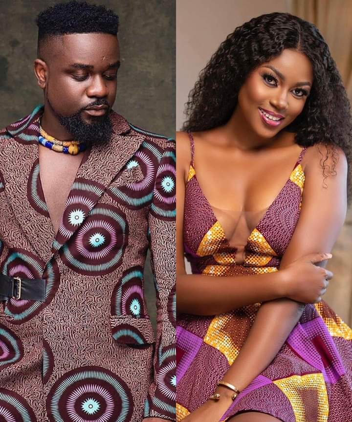 Deuxième Image de Célébrités. Dans son récent livre autobiographique, l'actrice ghanéenne Yvonne Nelson a fait plusieurs révélations sur sa vie dont une impliquant la star du rap, Sarkodie. L'actrice dit avoir été mise enceinte par le rappeur, en 2010 et que le rappeur lui aurait demandé d'avorter, certainement à cause de sa situation à cette époque. Après être resté sans mot dire depuis la sortie du livre, le rappeur sort enfin de sa réserve afin de répondre à cette accusation, et de quelle manière ? En tant que rappeur, c'est en chanson qu'il donne son avis. Le titre de la chanson "Try me" déjà interpelle. Je vous invite à écouter et donner votre avis sur la question.