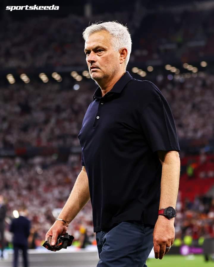 Image de Football. Une nouvelle sanction tombe pour le "special one". Après les sanctions européennes, José Mourinho vient d'écoper de 10 journées de suspension en Serie A assortie d'une amende 50.000 Euros pour ses propos à l'encontre de l'arbitre de la dernière finale de l'Europa League perdue par l'As Roma. La saison prochaine de Serie A débutera loin du banc de touche pour José Mourinho qui vient de rejeter l'offre de Al Hilal qui lui proposait 30 millions d'euros par an. Pensez-vous que José Mourinho a fait le bon choix en décidant de rester à l'As Roma ?