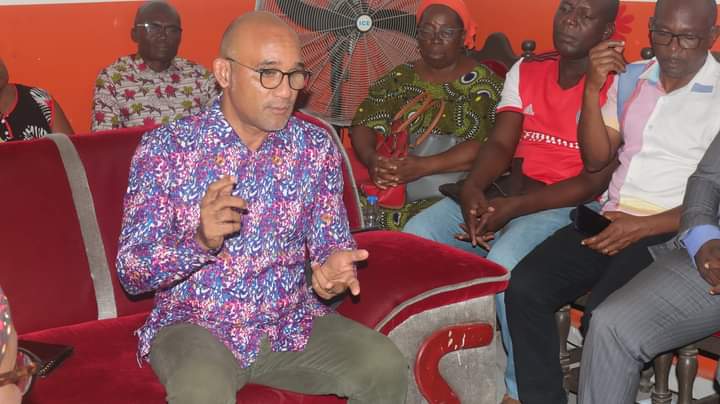 Image de Politique. Candidat du PPA-CI aux élections municipales à Yopougon, Michel Gbagbo est allé à la rencontre de la population de Yopougon, particulièrement celles des quartiers Niangon Adjamé et Attié. Alors que la période de campagne n'est officiellement pas ouverte, Michel affûte déjà les armes afin de se donner plus de chance de remporter la victoire aux élections prochaines. Alors que le PPA-CI et le PDCI-RDA ne sont pas encore accordés sur le candidat unique à proposer pour Yopougon, entre Michel Gbagbo et Dia Houphouet, Michel semble ainsi affirmer qu'il sera bel et bien candidat. Que pensez-vous de cette anticipation de Michel Gbagbo ?