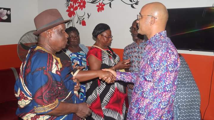 Deuxième Image de Politique. Candidat du PPA-CI aux élections municipales à Yopougon, Michel Gbagbo est allé à la rencontre de la population de Yopougon, particulièrement celles des quartiers Niangon Adjamé et Attié. Alors que la période de campagne n'est officiellement pas ouverte, Michel affûte déjà les armes afin de se donner plus de chance de remporter la victoire aux élections prochaines. Alors que le PPA-CI et le PDCI-RDA ne sont pas encore accordés sur le candidat unique à proposer pour Yopougon, entre Michel Gbagbo et Dia Houphouet, Michel semble ainsi affirmer qu'il sera bel et bien candidat. Que pensez-vous de cette anticipation de Michel Gbagbo ?