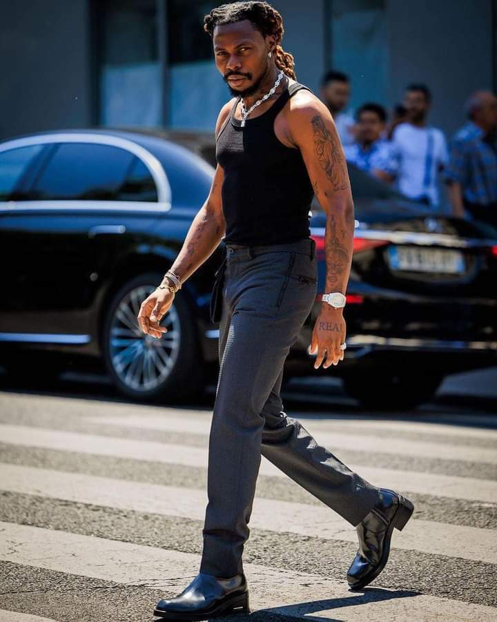 Image de Célébrités. L'artiste nigérian, Asake a fait parler de lui en effectuant un saut dans la foule de depuis la scène lors de sa prestation au Festival Afronation au Portugal. Un moment saisi par toutes les caméras et qui fait actuellement le buzz sur internet. Je vous invite à voir le saut et dites moi ce que vous en pensez.