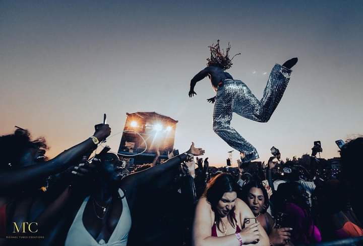 Deuxième Image de Célébrités. L'artiste nigérian, Asake a fait parler de lui en effectuant un saut dans la foule de depuis la scène lors de sa prestation au Festival Afronation au Portugal. Un moment saisi par toutes les caméras et qui fait actuellement le buzz sur internet. Je vous invite à voir le saut et dites moi ce que vous en pensez.