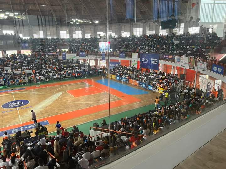 Deuxième Image de Football. Le tournoi de petits poteaux tant attendu en Côte d'Ivoire, le CAM Tchin-tchin 2023, démarrera le 13 juillet prochain. Le tournoi se déroulera au palais des sports de Treichville et l'enthousiasme est déjà à son comble. J'ai hâte d'y être et vous ? Que pensez-vous de ce tournoi initié par Jonathan Morrisson ? Satisfait ? Sinon, quelle est votre suggestion ?