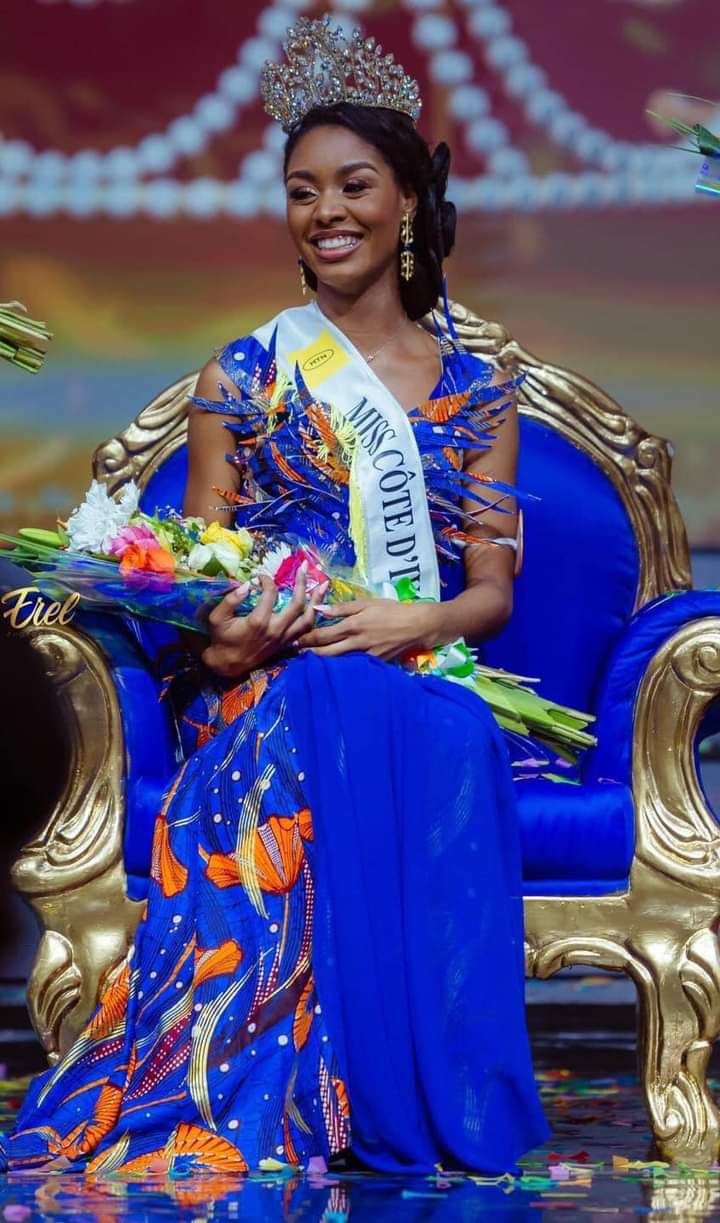 Image de Société. La nouvelle Miss Côte d'Ivoire est connue depuis cette nuit à l'issue de la grande finale qui s'est tenue à l'hôtel Ivoire. Elle s'appelle Djihony Mylène, le N°15. Alors qu'elle avait la faveur de pratiquement tout le grand public, c'est donc sans surprise que Mylène accède au trône de la reine de beauté 2023. Et vous, que pensez-vous de cette nouvelle Miss?