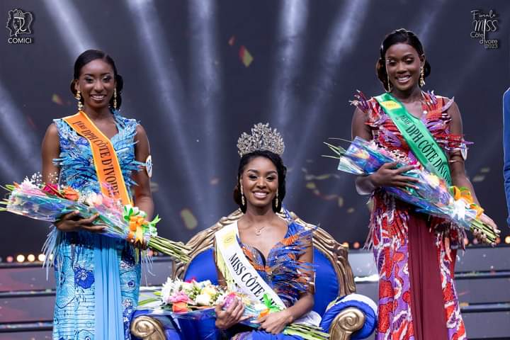 Deuxième Image de Société. La nouvelle Miss Côte d'Ivoire est connue depuis cette nuit à l'issue de la grande finale qui s'est tenue à l'hôtel Ivoire. Elle s'appelle Djihony Mylène, le N°15. Alors qu'elle avait la faveur de pratiquement tout le grand public, c'est donc sans surprise que Mylène accède au trône de la reine de beauté 2023. Et vous, que pensez-vous de cette nouvelle Miss?