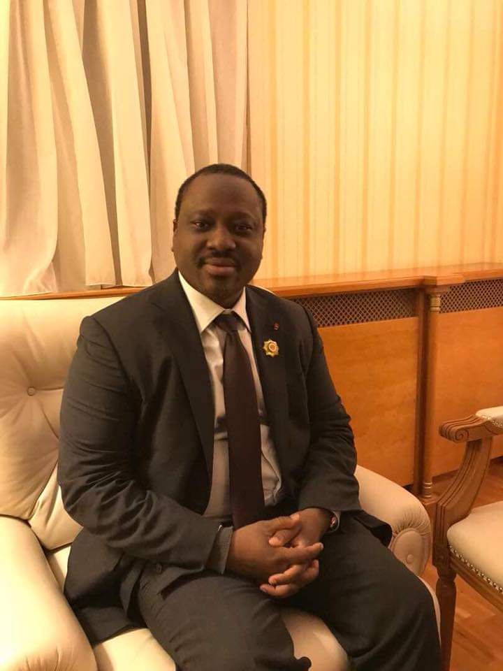 Deuxième Image de Politique. L'ex ministre de la communication de Côte d'Ivoire, Maître Affoussiata Bamba Lamine, par ailleurs avocate de Soro Guillaume, Président du GPS, a annoncé qu'elle et son mentor rentreront bientôt au pays et cela, sans aucune négociation. L'avocate fait ainsi allusion au conflit politique entre son mentor et le pouvoir en place. Rappelons que Soro Guillaume, en exil, a été condamné par la justice ivoirienne, il pourrait être mis en prison s'il rentre en Côte d'Ivoire. Ce qui explique son absence de l'arène politique depuis des années. Quel futur politique pour Soro et son parti, le GPS?