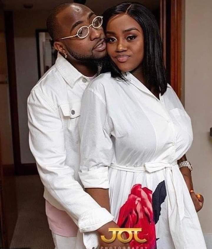 Image de Célébrités. L'épouse du chanteur nigérian Davido, Chioma Rowland, s'est exprimée sur les accusations d'infidélité à l'endroit de son époux. Selon les propos de Chioma, elle était consciente de qui était son époux avant de l'épouser. Elle lui apporte donc son soutien et laisse entendre que ces accusations ou bruits sur la toile ne mettront pas fin à son mariage. Rappelons que la superstar nigériane a été accusée par une jeune fille du nom d'Anita de l'avoir mise enceinte. Pourriez-vous vous supporter l'infidélité de votre conjoint ou conjointe au point de le ou la soutenir en public?