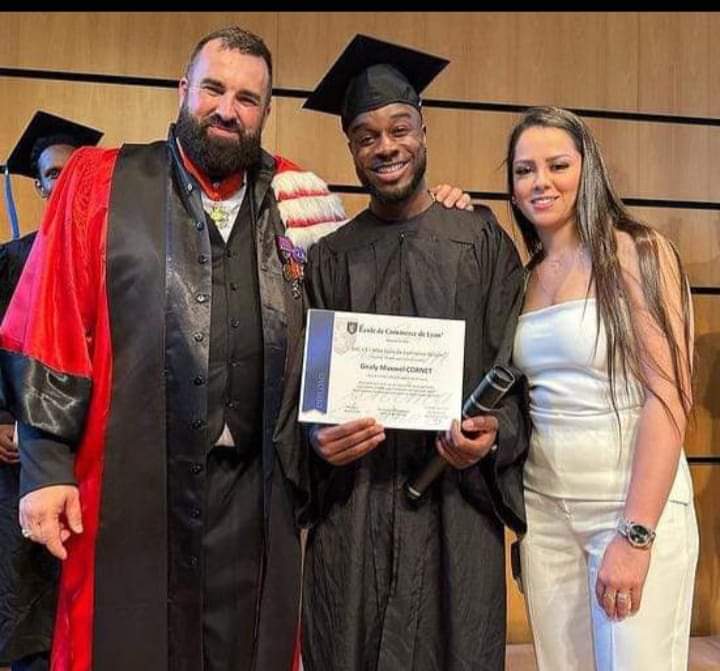 Image de Football. Le footballeur international ivoirien Maxwell Cornet vient d'obtenir son Master en Business Administration (MBA) à l'école de commerce de Lyon. Je trouve exceptionnel pour un Joueur professionnel de poursuivre à la fois sa carrière et des cours afin d'obtenir un diplôme, de surcroît un BAC+5. Maxwell prépare déjà sa carrière d'après le football et c'est quelque chose que j'encourage. Selon vous, qu'est ce qui peut motiver un joueur professionnel qui gagne déjà assez bien sa vie de chercher à avoir un ou des diplômes ?