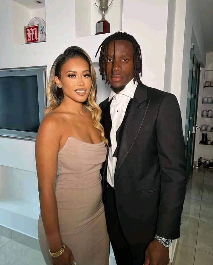 Deuxième Image de Football. Le footballeur international ivoirien Wilfried Zaha a "régularisé" ce Dimanche 2 Juillet 2023 la situation matrimoniale de la mère de ses 2 enfants, son actuelle compagne. En effet, le couple qui vit ensemble depuis un moment s'est enfin uni dans un mariage légal qui s'est tenu à Londres en Angleterre. Félicitations à lui!! Qu'avez-vous à dire au couple ?