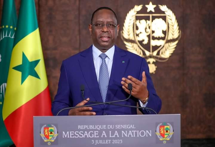 Image de Politique. Le Président sénégalais Macky Sall a annoncé qu'il ne briguerait pas un nouveau mandat présidentiel. Ce qui aurait été son troisième mandat qu'il affirme lui permettre la constitution sénégalaise. Peu importe s'il en avait le droit ou pas, cependant je pense que c'est une décision qui vient apaiser les tensions déjà vives autour des futures élections présidentielles. Que pensez vous de cette décision de Macky Sall ?