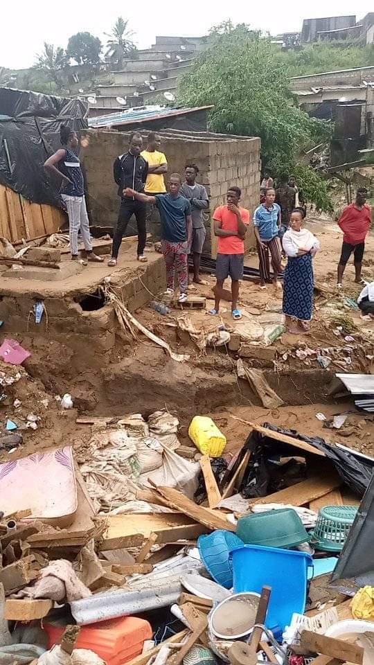 Image de Société. Des familles ont été endeuillées après qu'un mur se soit effondré. Le drame s'est produit dans le quartier de Micao dans la commune de Yopougon, à Abidjan. Rappelons qu'un accident de ce genre s'était produit dans la zone industrielle de Yopougon, à l'usine Industrap et avait fait 3 décès il ya de cela quelques jours. Cette fois, c'est une habitation situé dans une zone à risque, aux environs de cette même zone industrielle, qui cause trois pertes en vies humaines et plusieurs blessés. Je pense que les autorités n'en font pas assez pour éviter ce genre de drames. Qu'en dites vous?