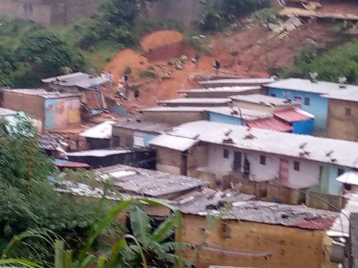 Deuxième Image de Société. Des familles ont été endeuillées après qu'un mur se soit effondré. Le drame s'est produit dans le quartier de Micao dans la commune de Yopougon, à Abidjan. Rappelons qu'un accident de ce genre s'était produit dans la zone industrielle de Yopougon, à l'usine Industrap et avait fait 3 décès il ya de cela quelques jours. Cette fois, c'est une habitation situé dans une zone à risque, aux environs de cette même zone industrielle, qui cause trois pertes en vies humaines et plusieurs blessés. Je pense que les autorités n'en font pas assez pour éviter ce genre de drames. Qu'en dites vous?