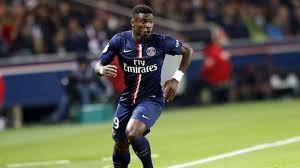 Image de Football. Le footballeur ivoirien Serges Aurier, il faut le dire, est au centre de tous les débats dans le monde du foot et cela après avoir portée une insulte à l’endroit de son entraîneur au PSG, Laurent Blanc. Mais le plus marquant c’est combien la presse française s’est appropriée cette affaire. Le mot « chiotte » visiblement a fait plus d’effet que les insultes de Zlatan Ibrahimovic à l’endroit du peuple français. Si Zlatan a traité la France de « merde » et que ceux-ci ont facilement passé l’éponge, je pourrais penser que le pardon est fonction de la célébrité, ce qui est dommage pour Aurier, même après excuses faites.