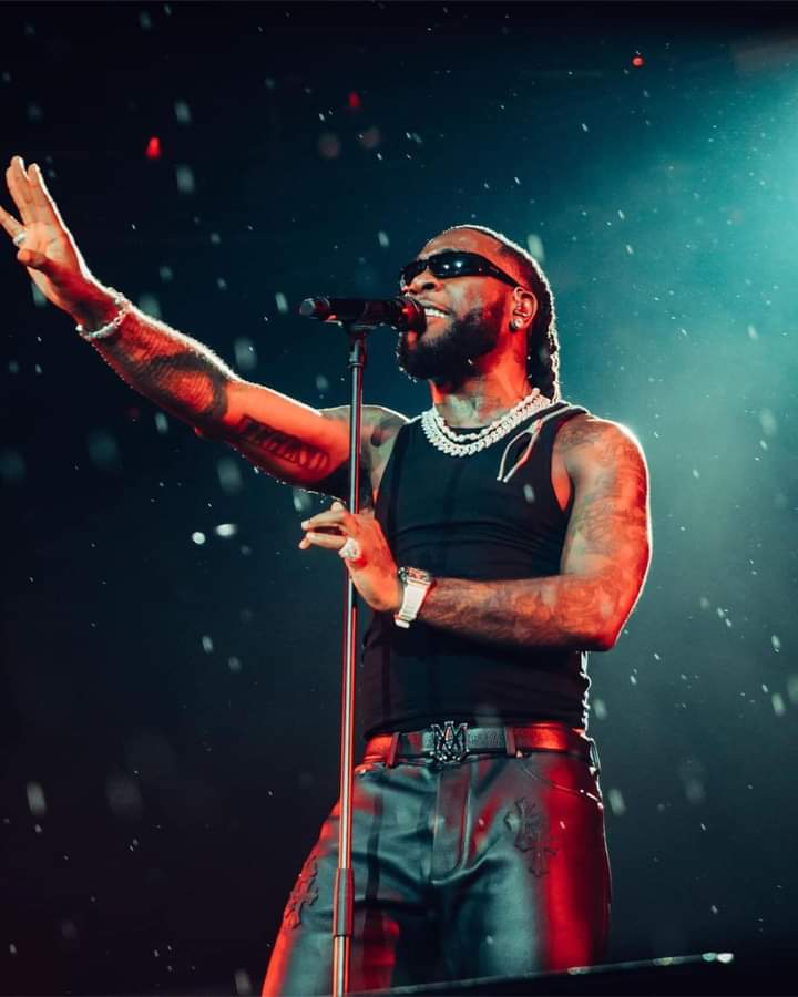 Deuxième Image de Célébrités. La superstar nigériane, Burna Boy a annoncé son prochain spectacle prévu pour ce 8 juillet à New York. On dira que la musique nigériane est à la conquête du monde depuis quelques temps. Il n'ya pas meilleurs marchés pour vendre nos musiques que là où se trouve les plus grosses industries musicales mondiales. Plein succès à lui. Quel mot d'encouragement voulez-vous lui dire ?