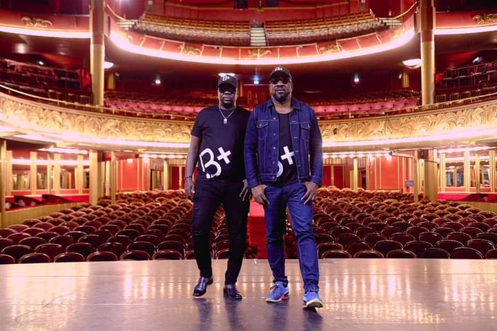 Deuxième Image de Célébrités. Le duo ivoirien du Zouglou que forme Yodé et Siro se produira ce jour en France à la salle Folies Bergères. Un concert qui verra la participation d'autres artistes tels que Manadja Confirmé. Le duo promet un spectacle inédit qu'il faudrait pas manquer pour tous ceux qui peuvent y être. Je leur souhaite un bon spectacle et je crois que tout se passera bien comme d'habitude. Auriez vous été au spectacle si vous aviez la capacité d'y être ?