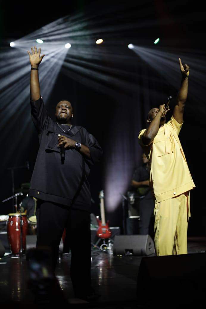 Image de Célébrités. Le duo ivoirien du Zouglou que forme Yodé et Siro avait son concert hier 8 juillet à Paris, à la salle "Folies Bergères" et il faut dire que ce fut un succès. La salle était pleine et le duo a reçu le soutien d'autres artistes tels que Les Patrons Bravo à eux et bonne continuation pour la suite. Quel est votre titre préféré de Yodé et Siro?