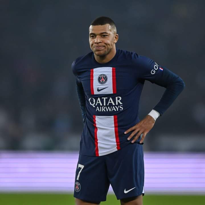 Image de Football. L'attaquant et buteur français d'origine Camerounaise, Kylian M'bappé, est actuellement au Cameroun afin de renouer avec la source. Alors que sa situation en club, au Paris Saint-Germain, est objet de crispation, le joueur a préféré, je suppose pour mieux réfléchir à la décision à prendre, se rendre auprès de ces ancêtres pour être mieux éclairé dans son choix. Il faut dire que le Cameroun était heureux de l'accueillir. J'espère qu'il fera le bon choix pour la suite de sa carrière.