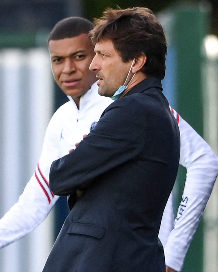 Deuxième Image de Football. Selon l'ex directeur technique du Paris Saint-Germain (PSG), le départ de Kylian M'bappé du club parisien doit se faire et ce, peu importe la manière. Toujours selon Leonardo, le PSG a existé avant M'bappé et existera après lui. Je trouve qu'il y est allé un peu fort. Je pourrais penser qu'il ne reconnaît pas tout le bien que ce talentueux joueur à apporter au club. Que pensez vous des propos de Leonardo ?