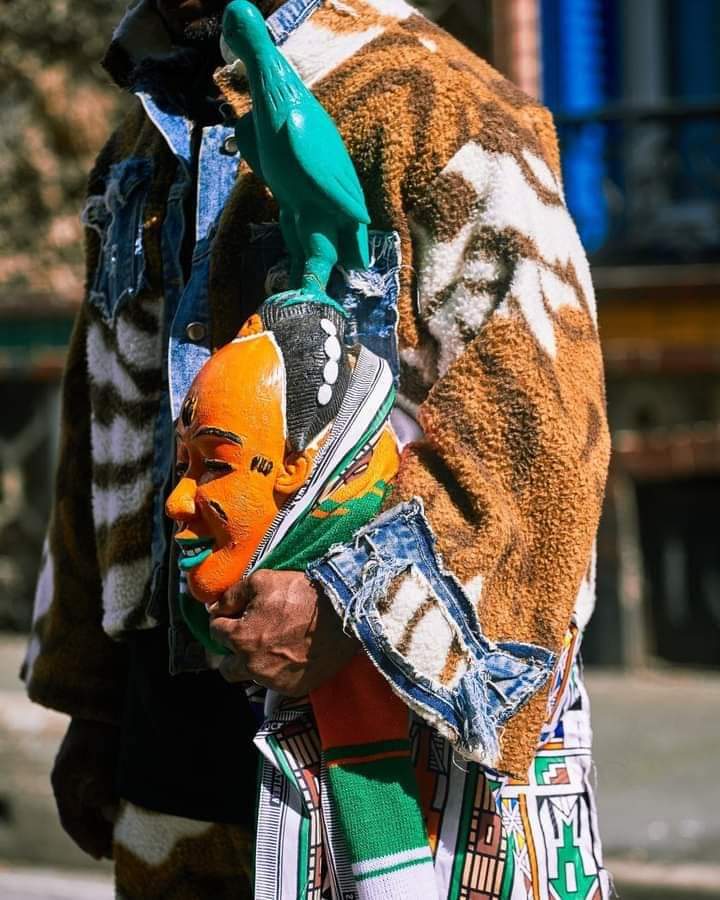 Deuxième Image de Célébrités. L'artiste danseur chorégraphe ivoirien, Gadoukou La Star a été aperçu dans les rues de Vienne, en Autriche, avec un masque ivoirien en main et dans une tenue qui rappelle l'Afrique. C'est peut être un moyen pour lui d'afficher son africanité sur cette terre occidentale. Au moins, il ne renie pas sa culture mais au contraire l'affiche publiquement. Que pensez-vous de ceux qui, vivant en Europe, s'expriment et s'habillent comme des européens ?